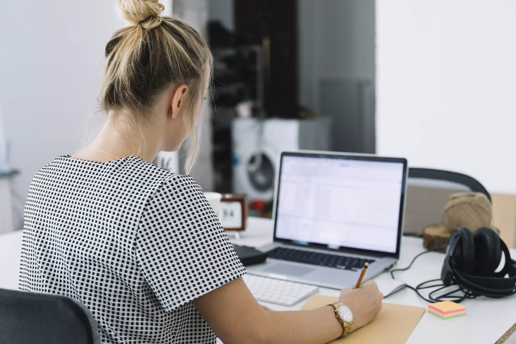 Femme utilisant un simulateur épargne impôt pour calculer ses rendements
