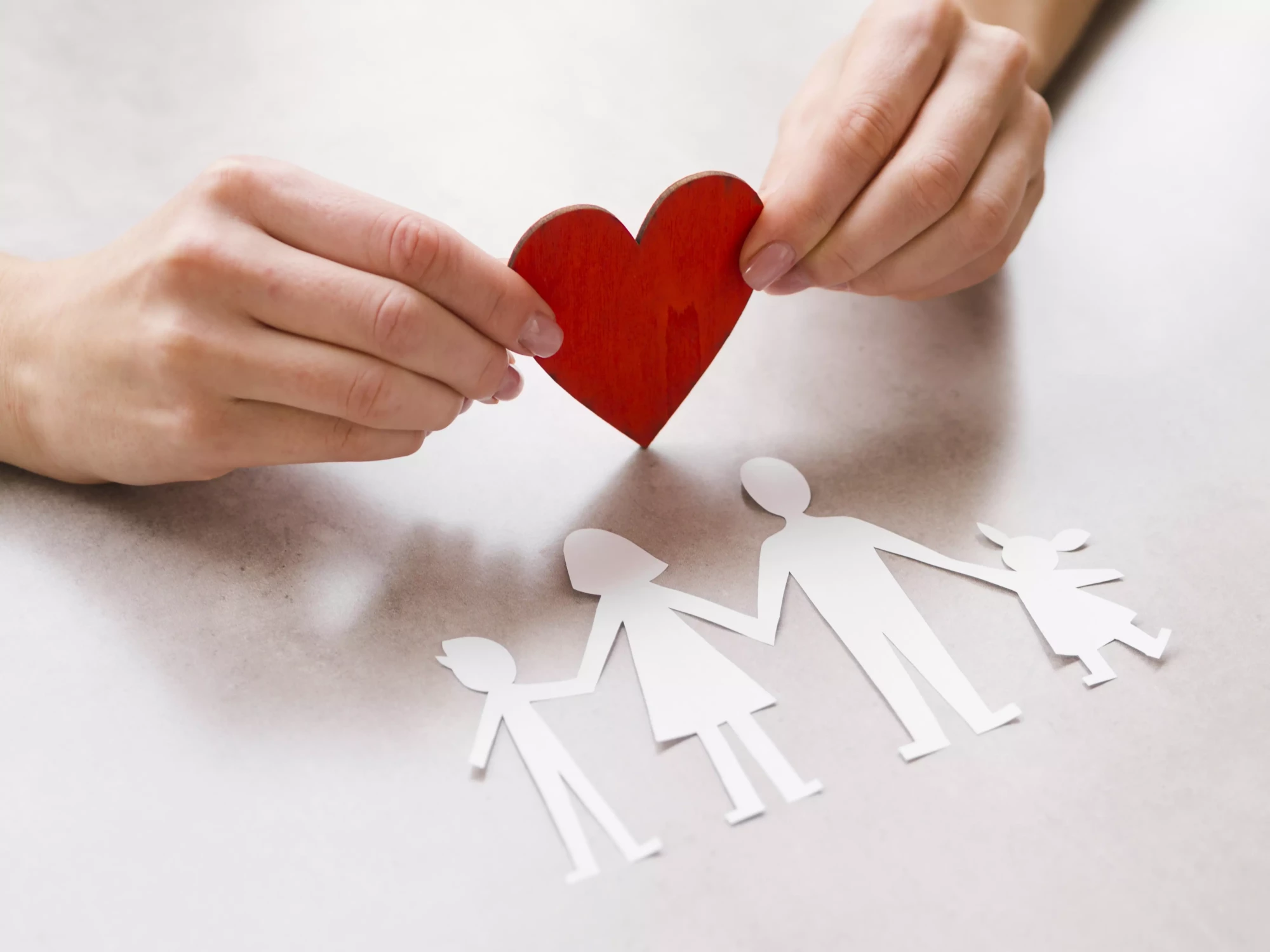 un papier qui représente une famille avec un coeur